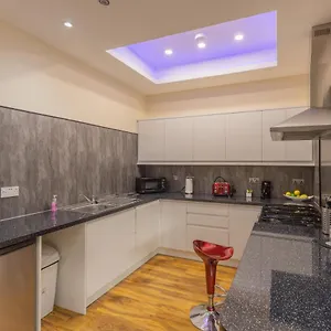 https://new-3-bedroom-apartment-close-to-city-centre.edinburghhotelsuk.org
